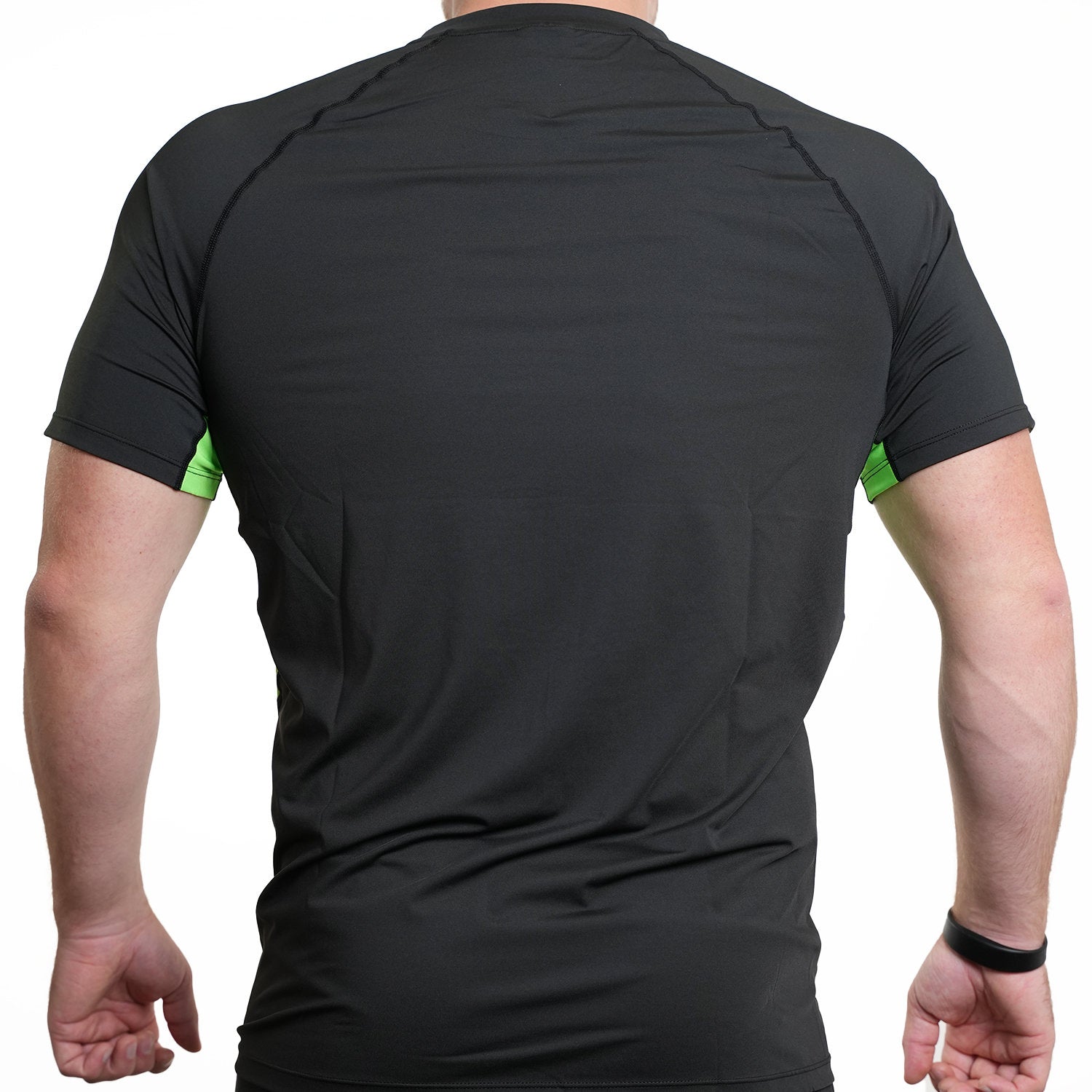 Rückansicht schwarzes Herren T-Shirt mit grünen Seiteneinsätzen