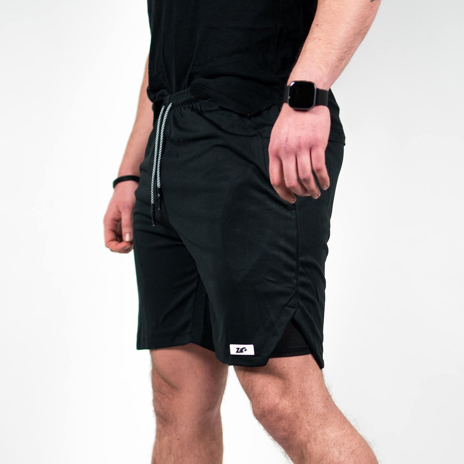 Schwarze Herren Dual Shorts Seitenansicht mit Logoaufnäher