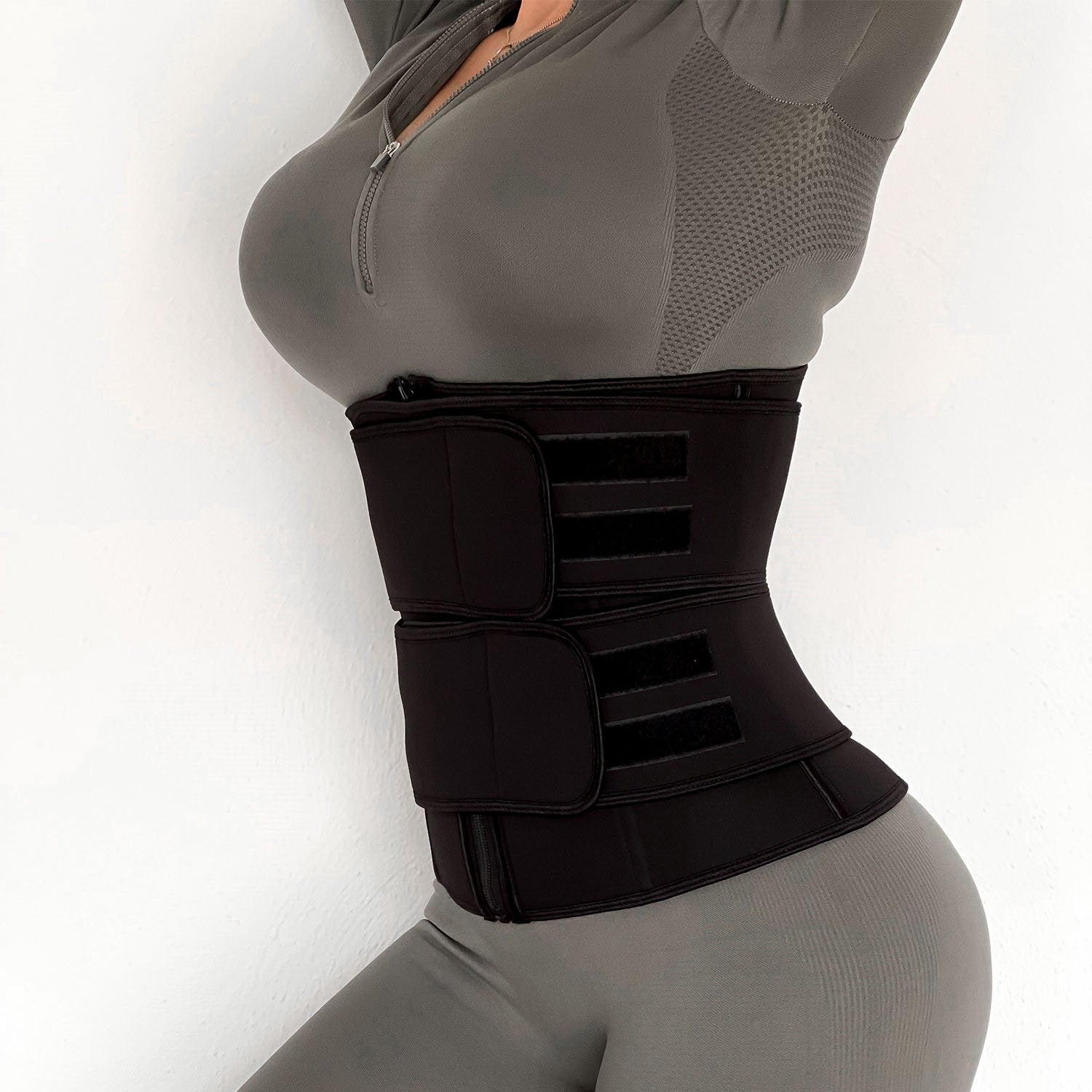 Zecplus Ladies Taillengurt schwarze Taille-Stütze mit Zecplus Logo, Frau mit grauem Anzug seitlich geschlossen getragen