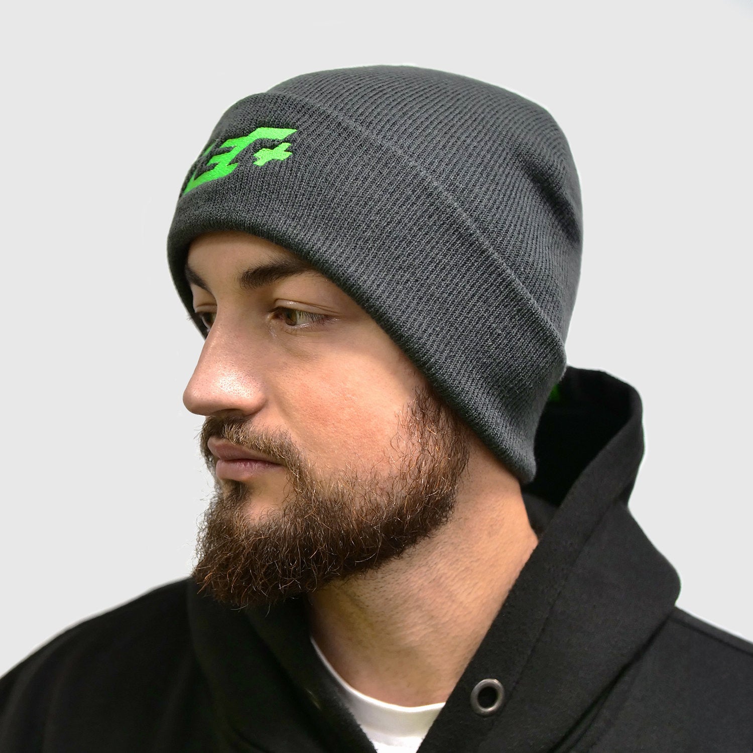 Mann trägt graue Zec+ Mütze, Seitenansicht