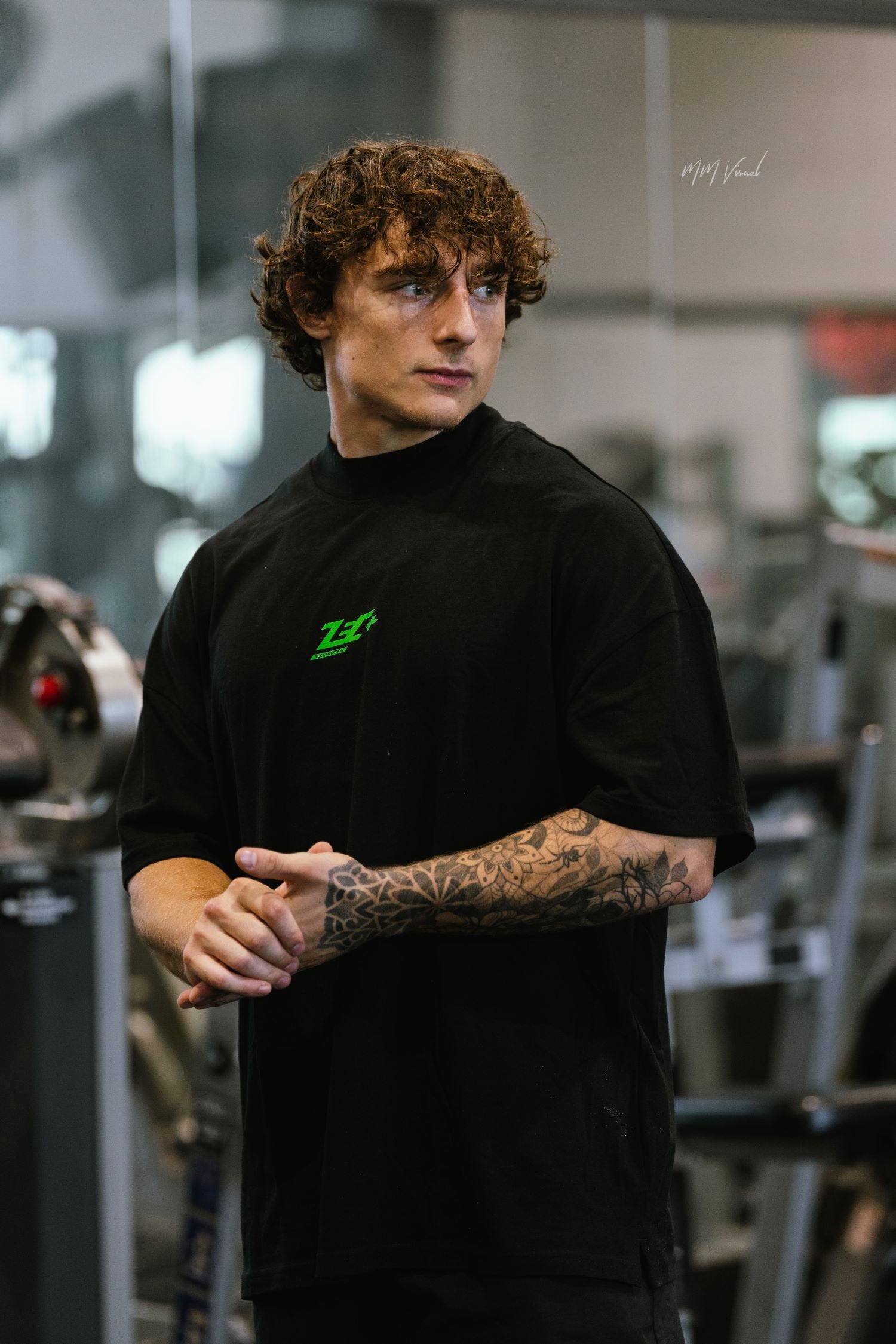 Schwarzes Oversized Herren-T-Shirt mit Zec+ Logo, Model im Fitnessstudio frontal