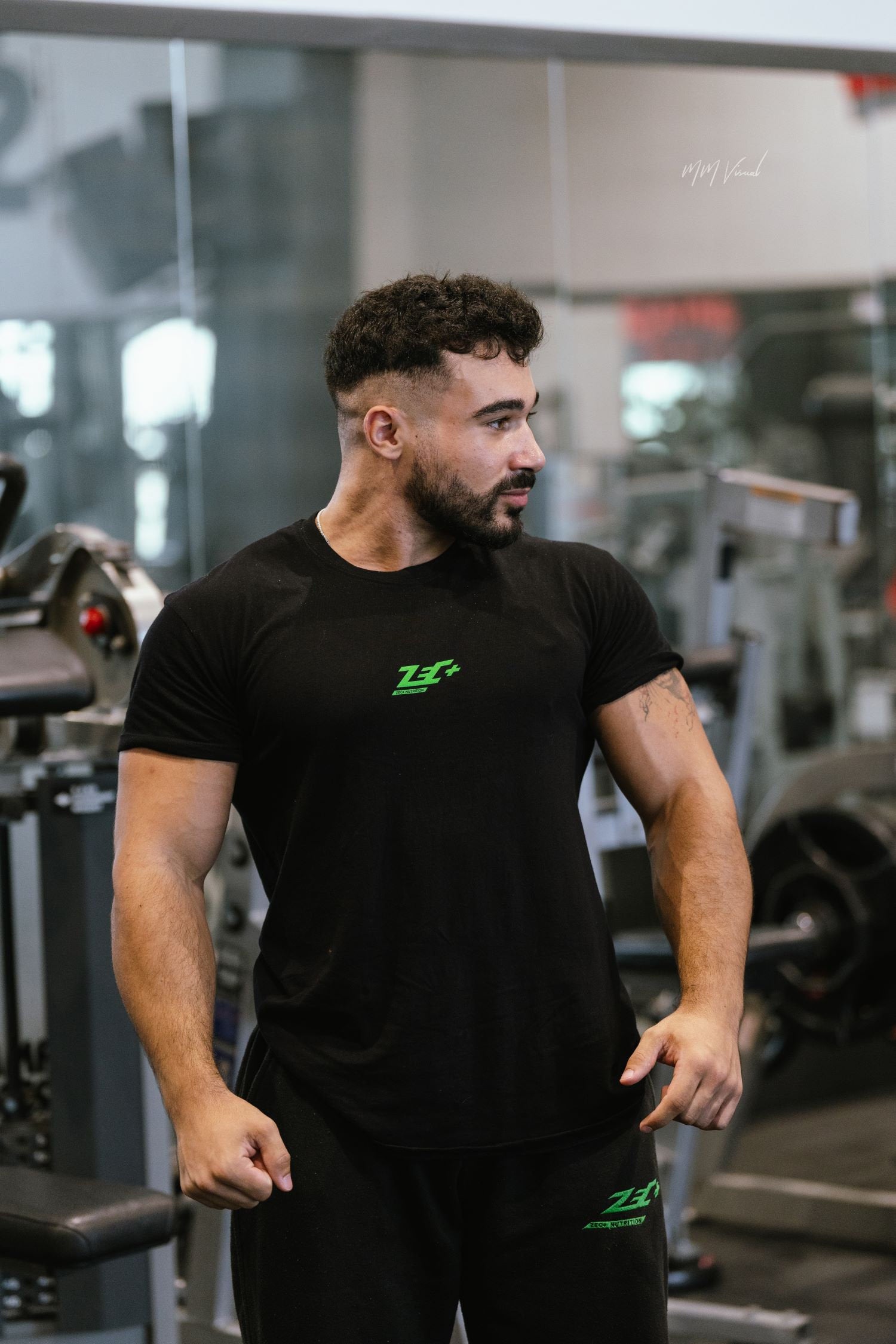 Schwarzes Zec+ Classic T-Shirt, Herren, Tragefoto im Fitnessstudio, sportliche Pose