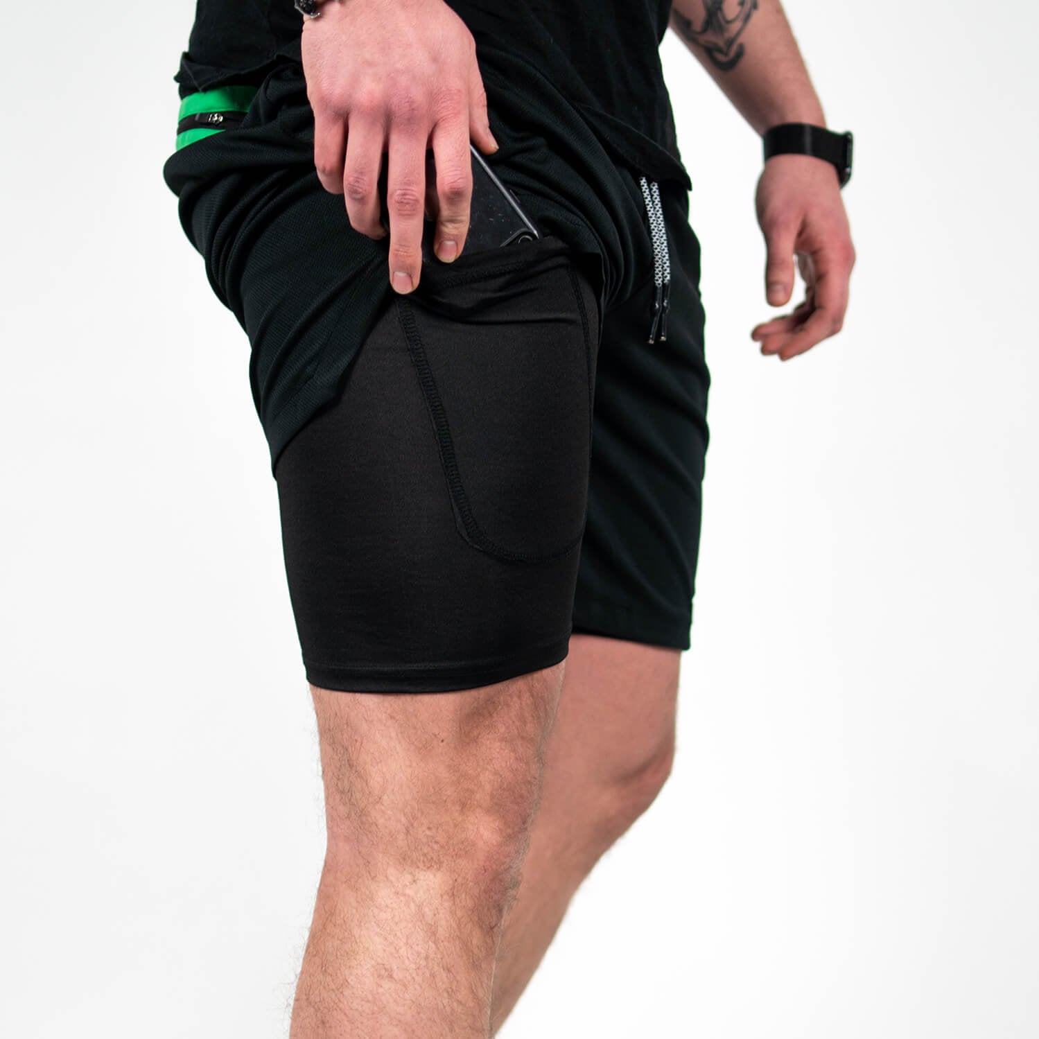 Schwarze Herren Dual Shorts mit sichtbarer Innen-Hosentasche für Smartphone