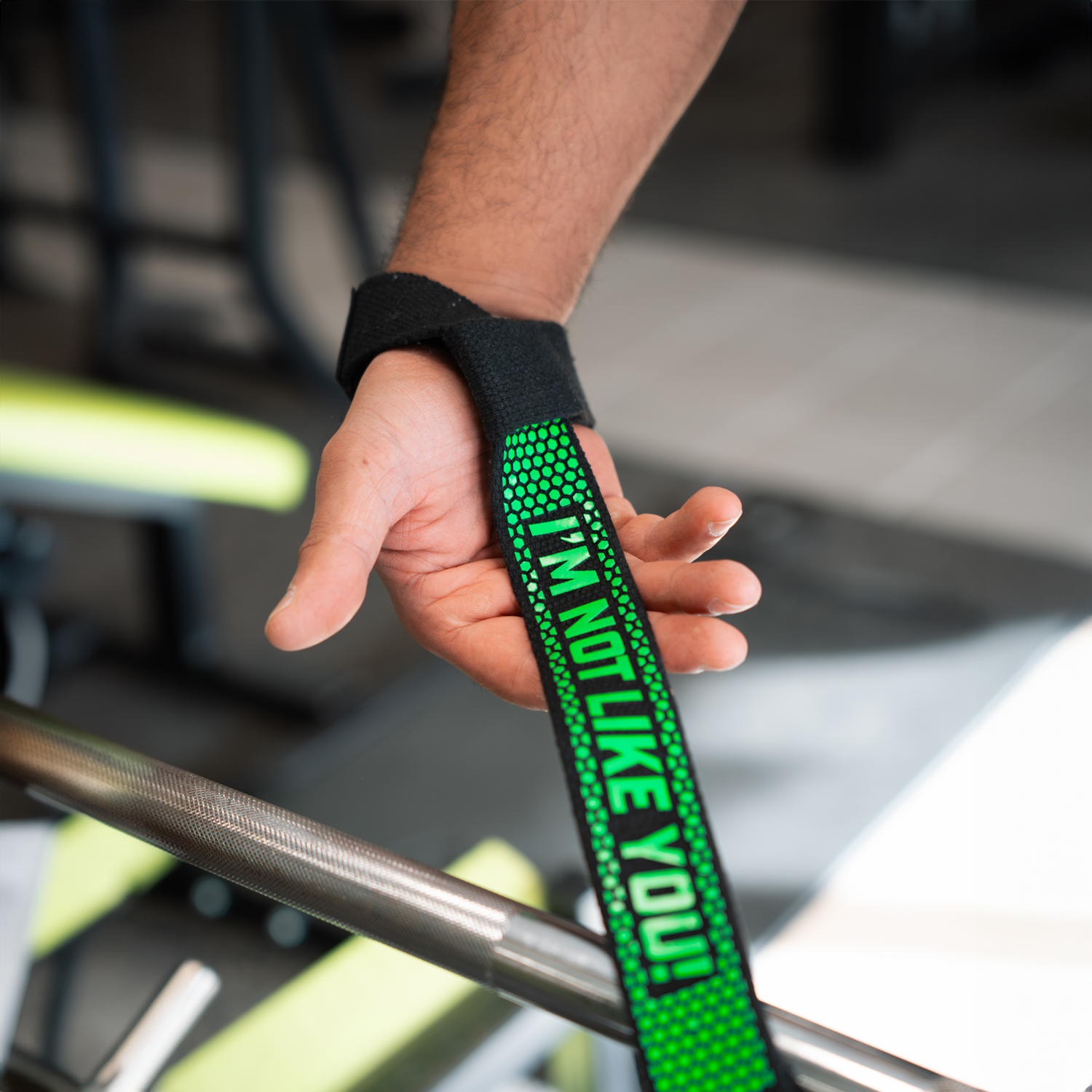Zec+ Lifting Strap am Handgelenk eines Mannes, Trainingsposition mit Langhantel