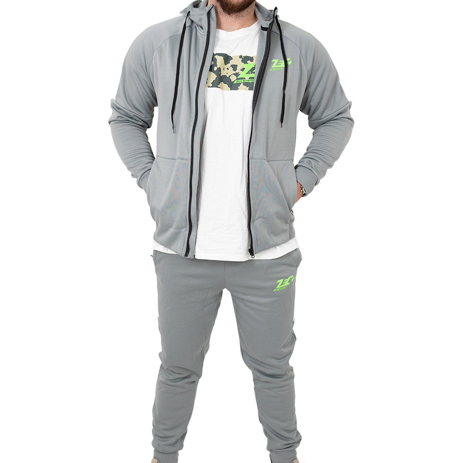 Grauer Herren-Trainingsanzug mit geöffneter Kapuzenjacke, darunter weißes Shirt, Vorderansicht