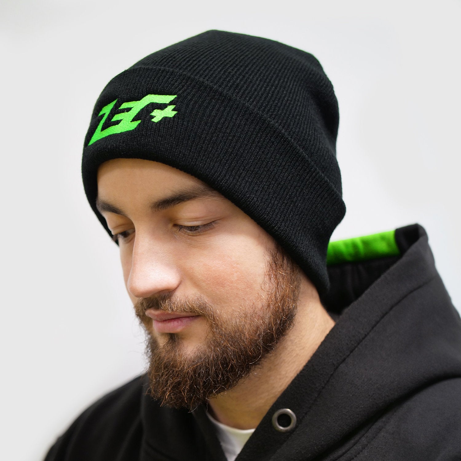 Mann mit schwarzer Zec+ Beanie, seitliche Ansicht