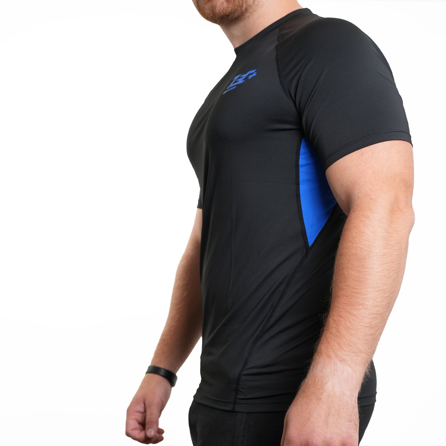 Zec+ Herren T-Shirt in Schwarz mit blauen Akzenten, schräge Vorderansicht links, Größe S–5XL