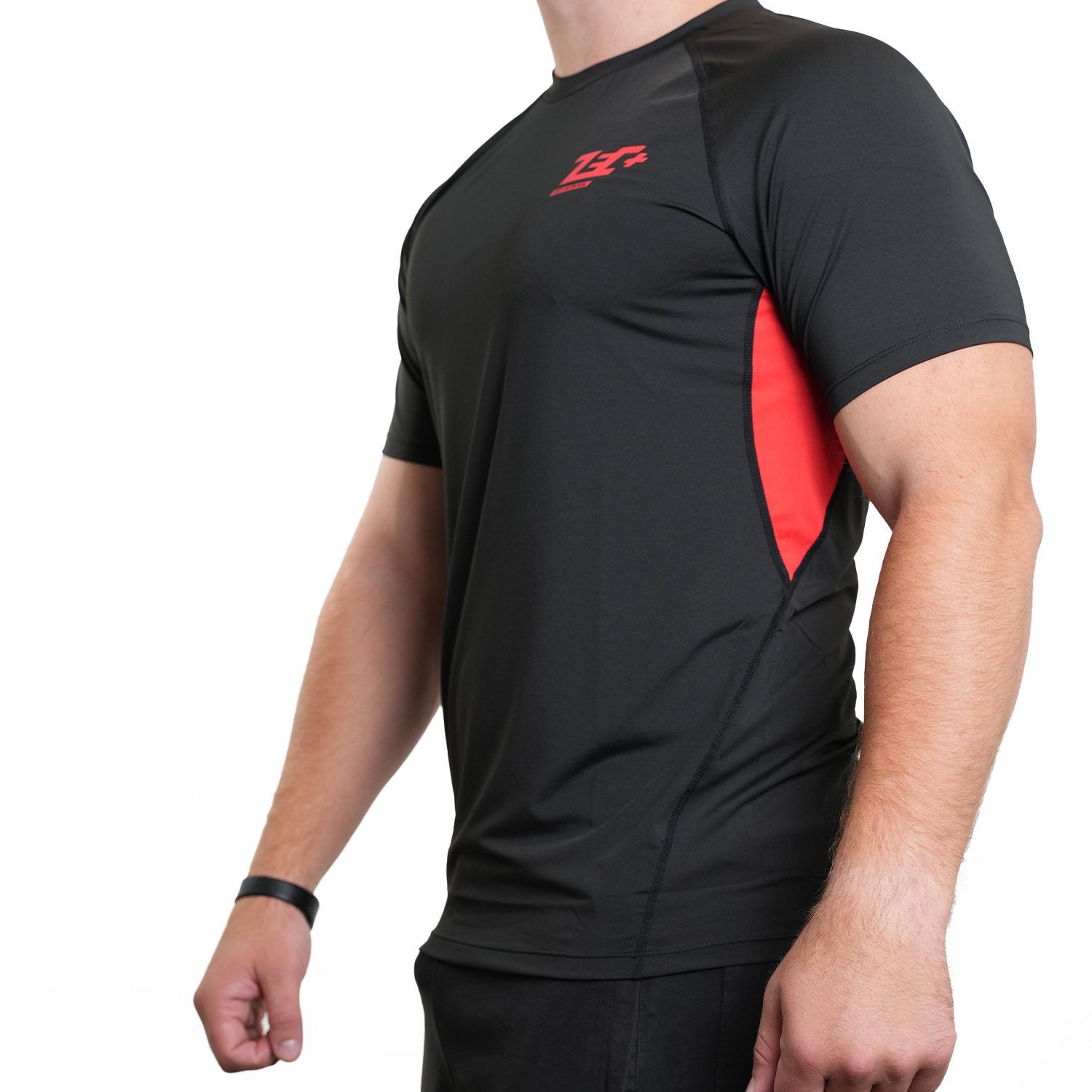 Schwarzes Zec+ Herren T-Shirt mit rotem Logo und roten Seiteneinsätzen, schräge Vorderansicht links