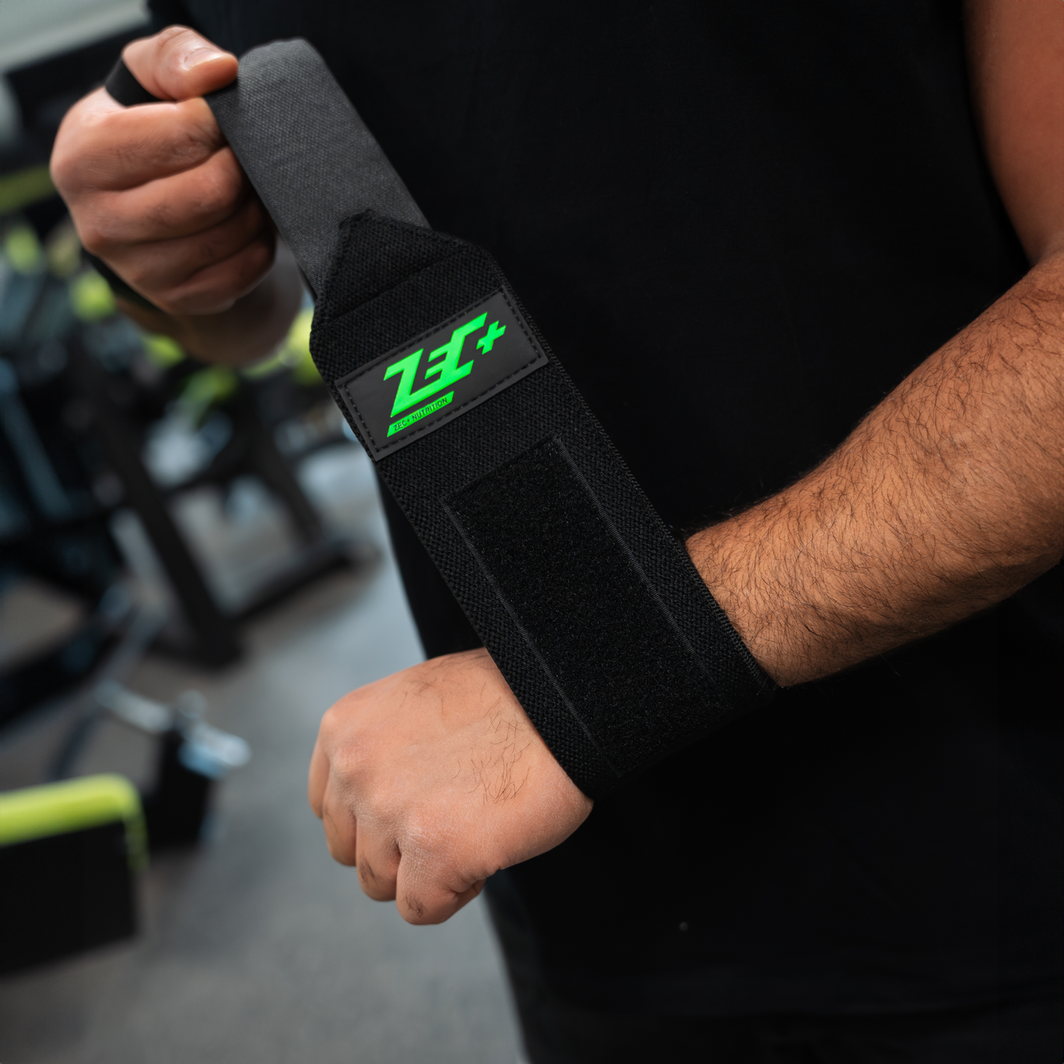 Zec+ Wrist Wrap, Mann legt Handgelenkbandage fürs Training an, Nahaufnahme am Arm.