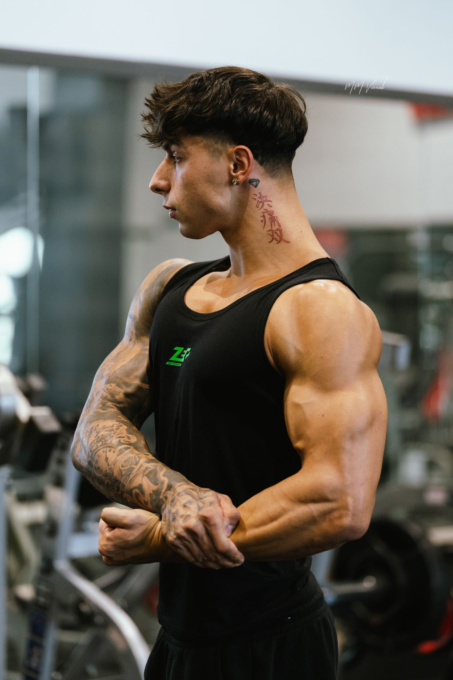 Athlet im schwarzen Zec+ Muskelshirt, Seitenansicht, Posing im Studio