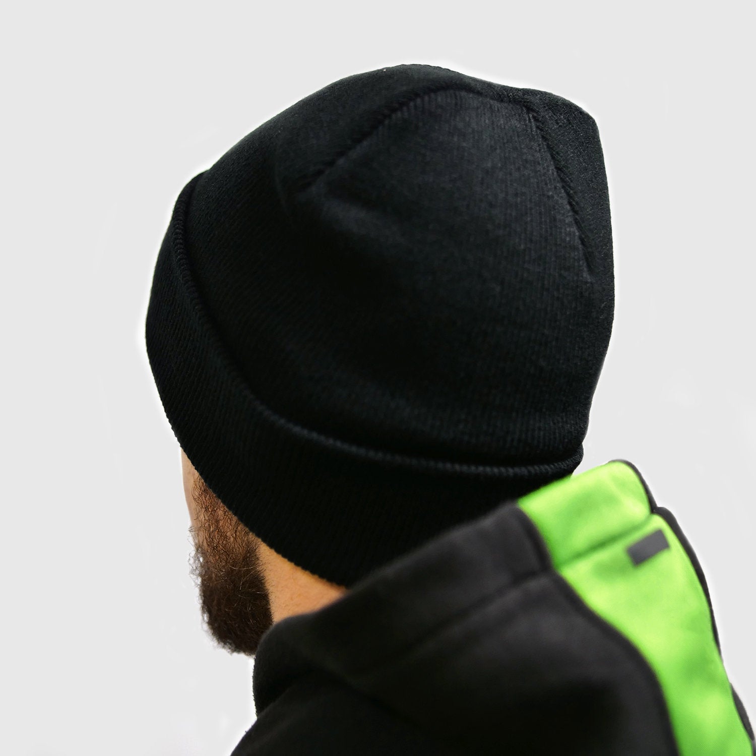 Schwarze Beanie, Rückansicht am Kopf getragen