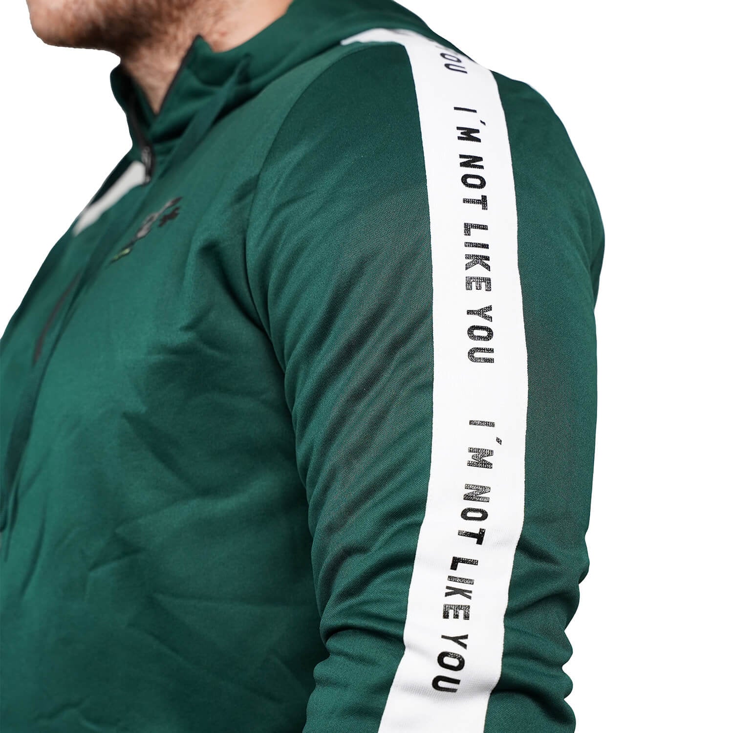Detailansicht Ärmel mit weißem Streifen und I’M NOT LIKE YOU-Schriftzug, grüne Kapuzenjacke