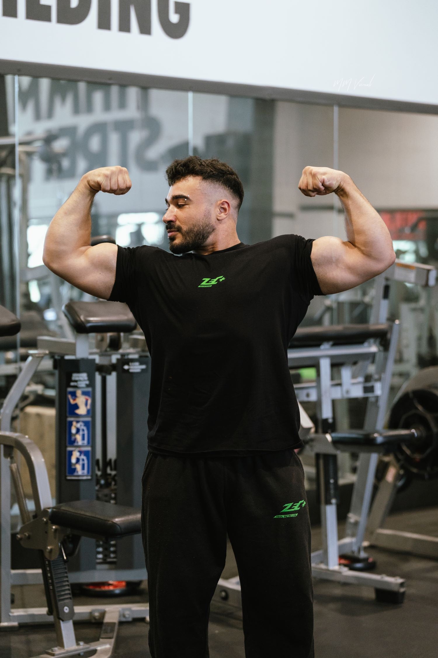 Schwarzes Zec+ Classic T-Shirt, Herren, Tragefoto im Gym, Bizeps-Posing