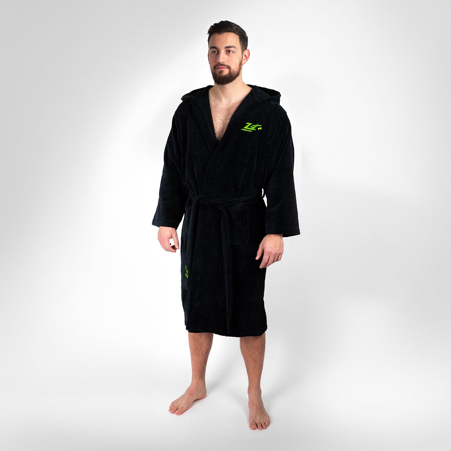 Schwarzer Zec+ Herren Bademantel mit Kapuze und grünem Logo auf der Brust, Vorderansicht