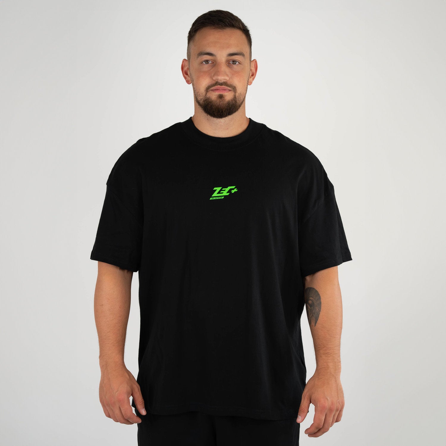 Schwarzes Oversized Herren-T-Shirt mit Zec+ Logo vorne, Model frontal stehend