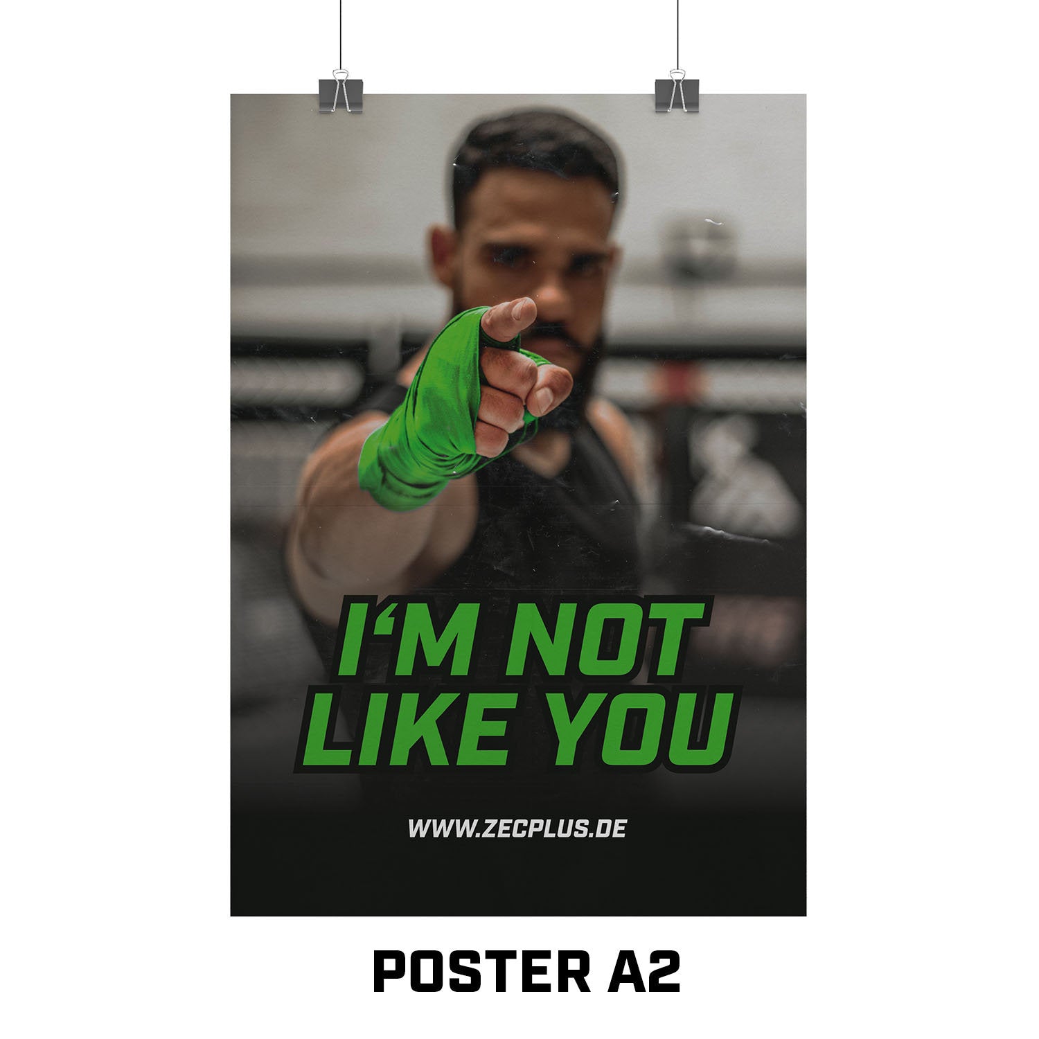 Zec+ Poster DIN A2 mit Aufdruck I’m not like you und Mann mit grünem Handband beim Fingerzeig
