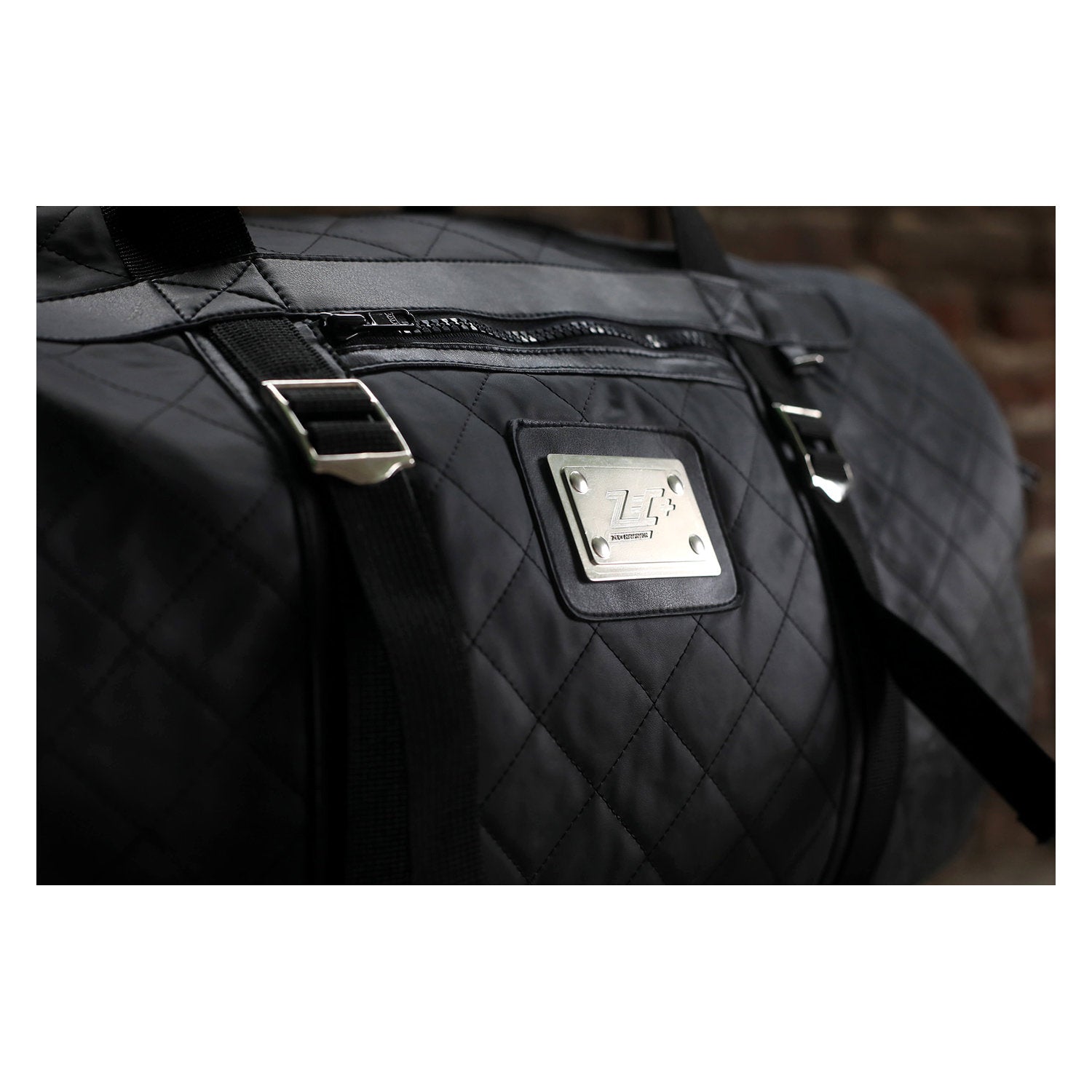 Zecplus Lifestyle Weekender Tasche Sporttasche Detailansicht Logo-Metallplatte Nahaufnahme