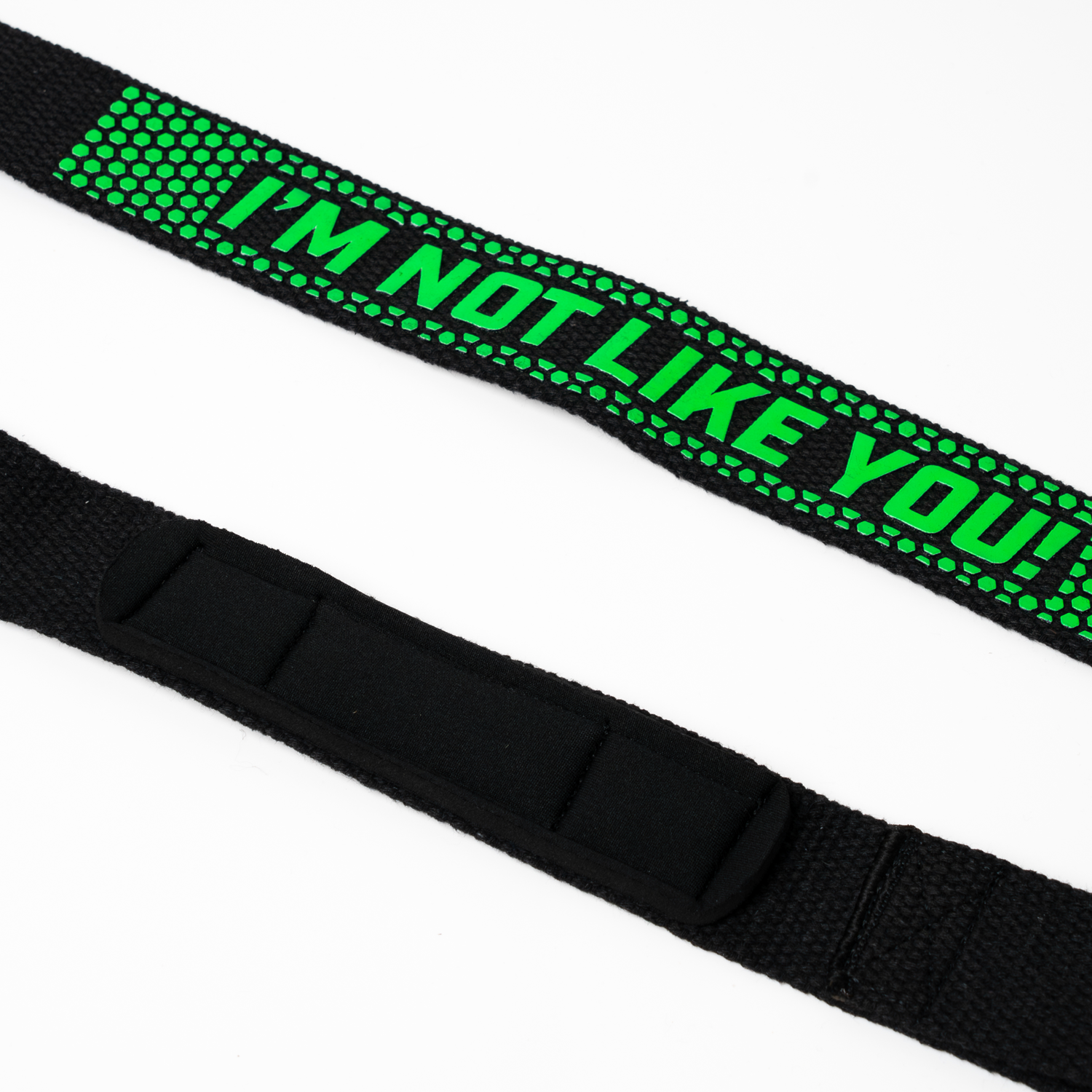 Detailansicht Zec+ Lifting Straps, Stickerei „I’M NOT LIKE YOU!“ in Grün