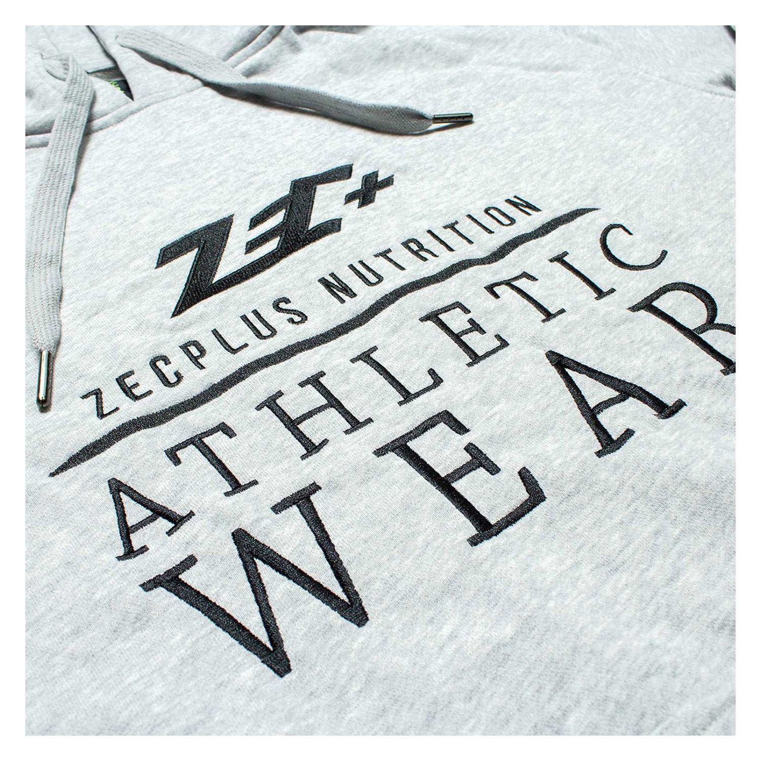 Detailansicht Stickerei Zec+ Athletic Wear Schriftzug auf grauem Hoodie