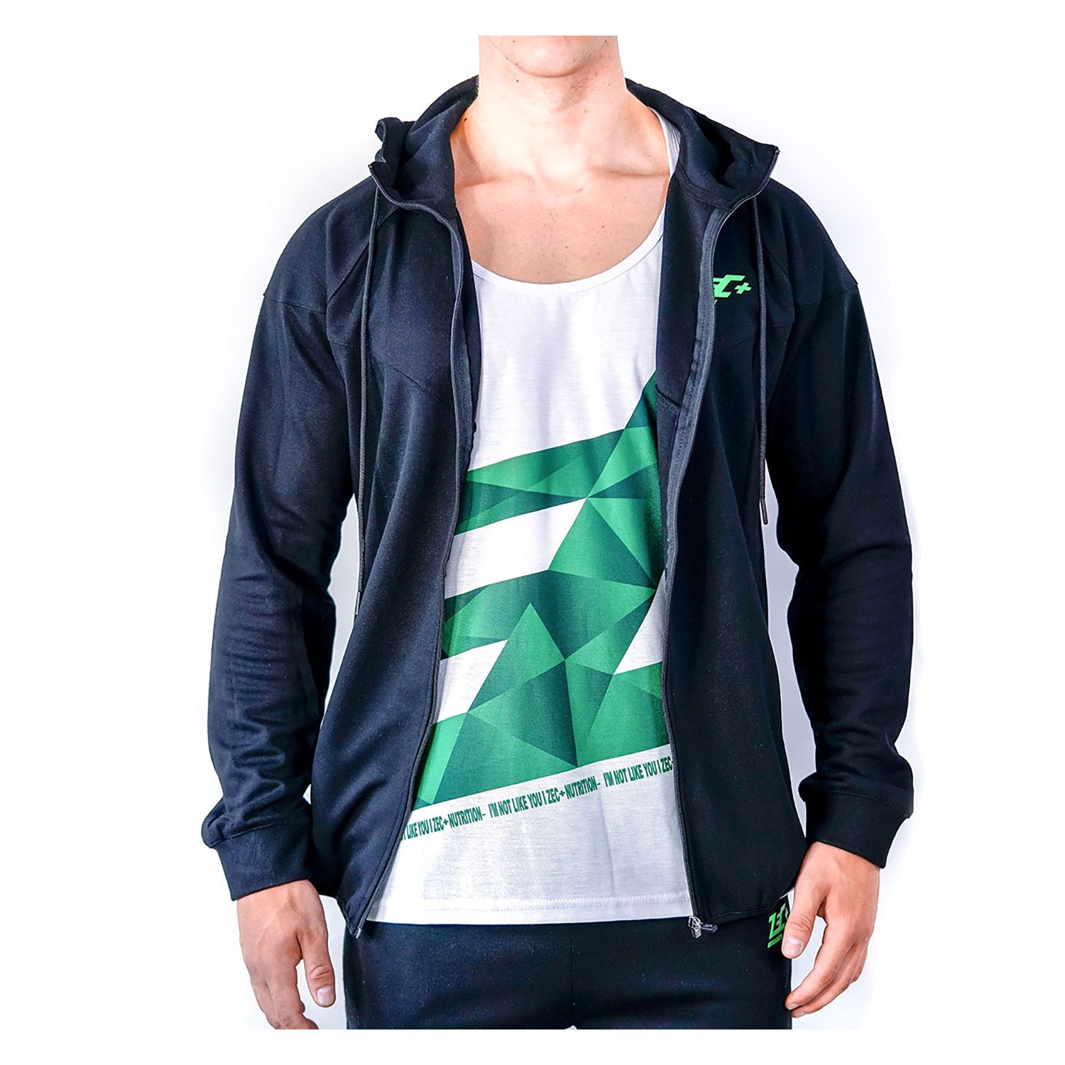 Schwarzer Zec+ Herren Hoodie offen getragen, darunter weißes Shirt mit grünem Motiv.