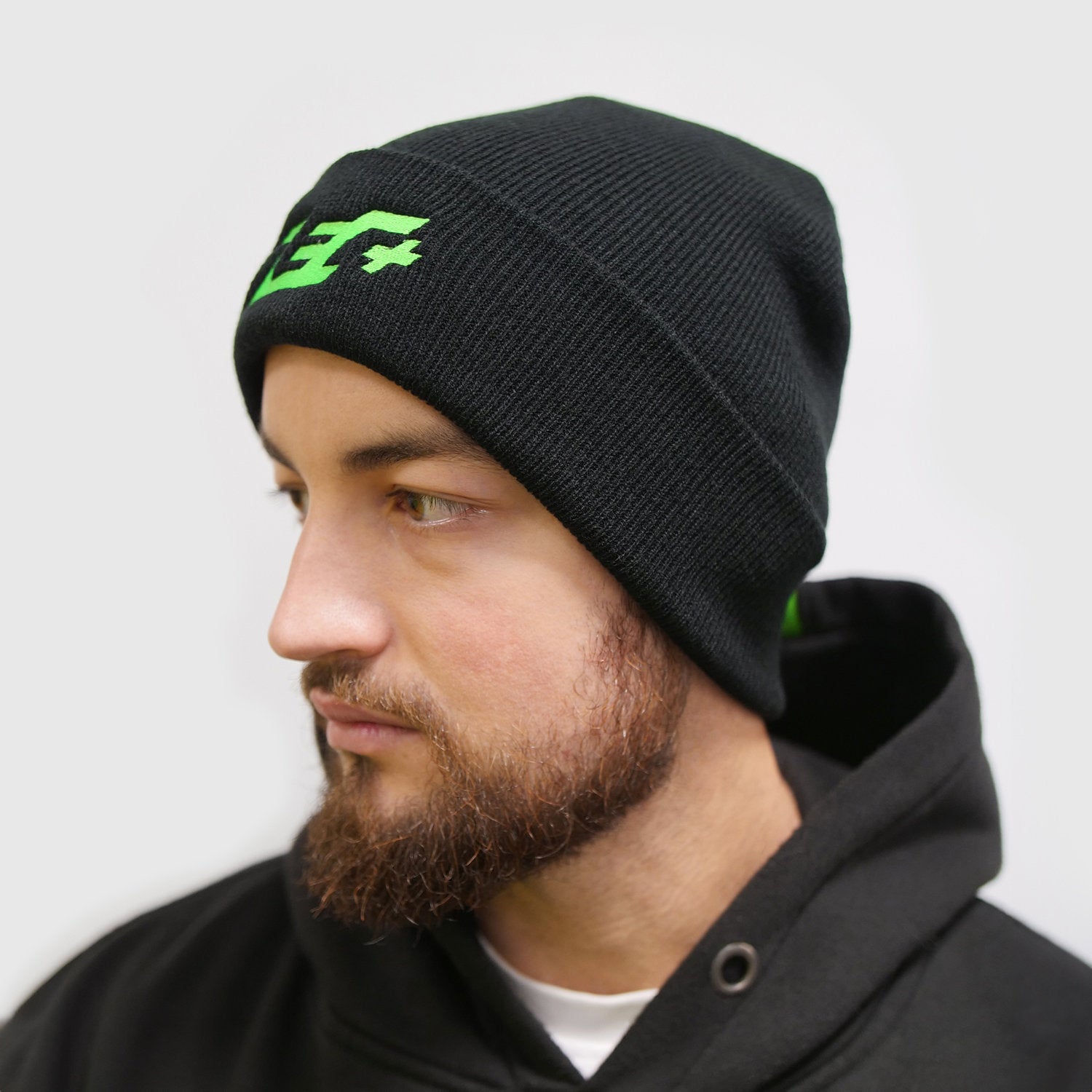 Schwarze Beanie mit Logo, Mann seitlich getragen