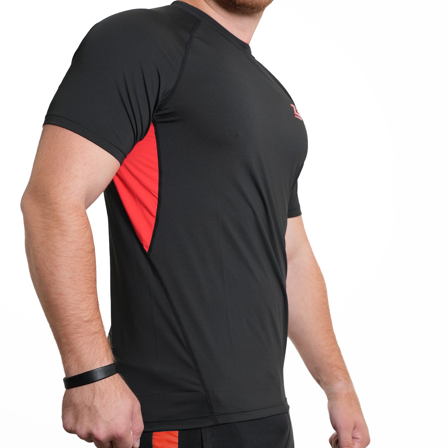Schwarzes Zec+ Herren T-Shirt mit rotem Logo und roten Seiteneinsätzen, schräge Vorderansicht rechts