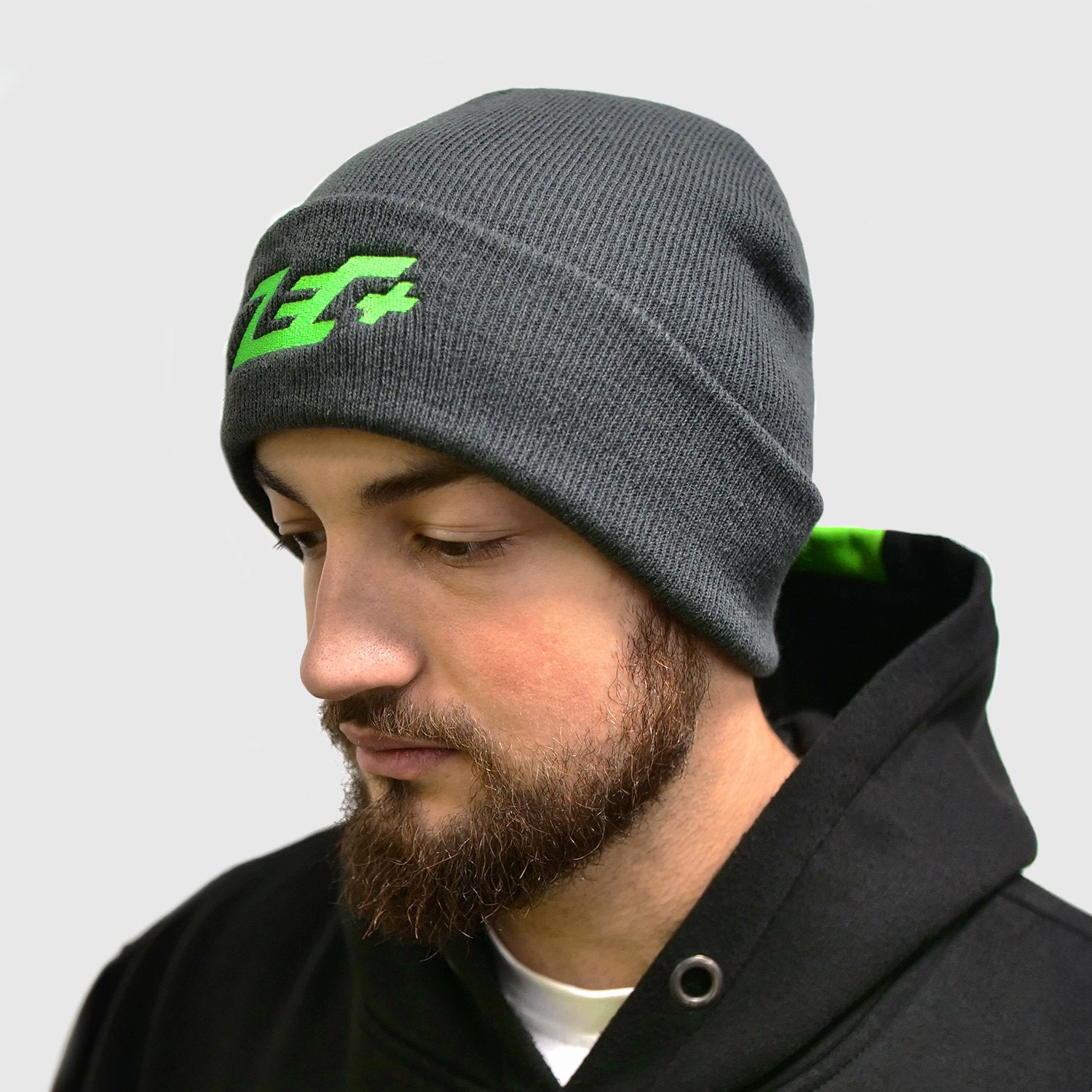 Mann mit grauer Zec+ Mütze, zweiter seitlicher Blickwinkel