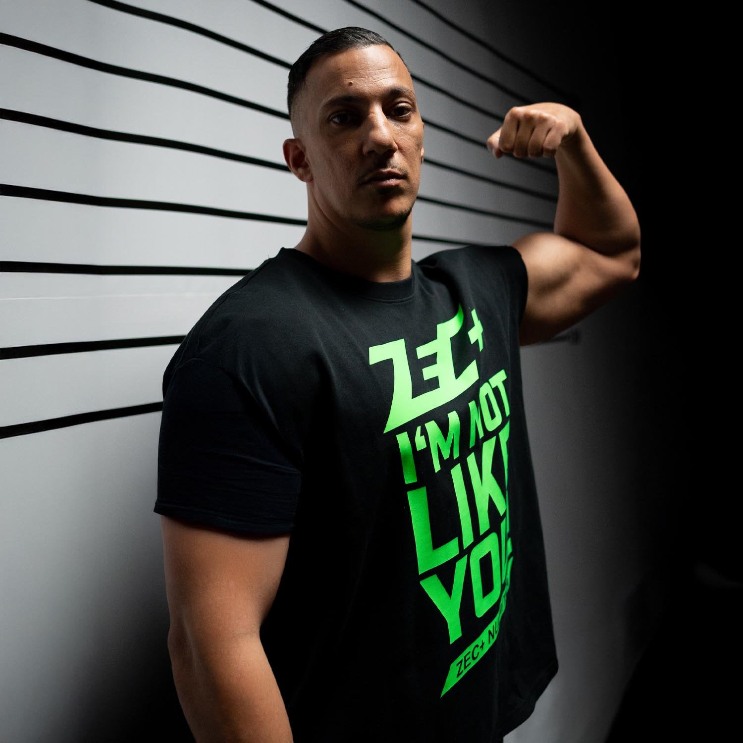 Schwarzes Herren T-Shirt I’m not like you! getragen von Mann beim Posen