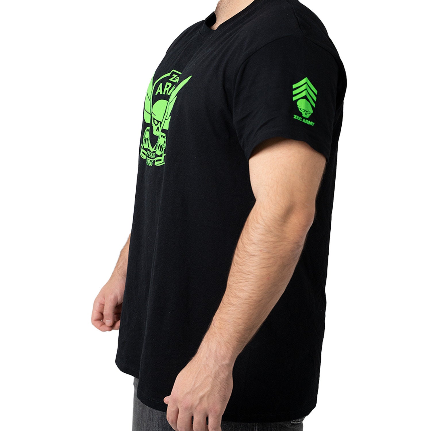 Schwarzes Herren T-Shirt schräg von links mit Army Skull-Logo und Schriftzug Zectology Ultras