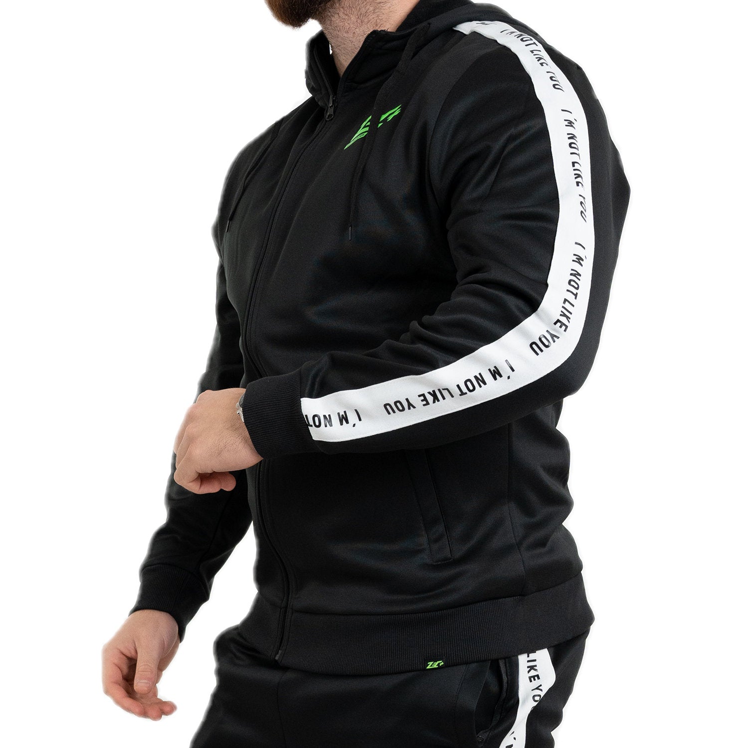 Detailansicht Zec+ Vibes Herren-Trainingsanzug schwarz, Ärmelaufdruck I’M NOT LIKE YOU