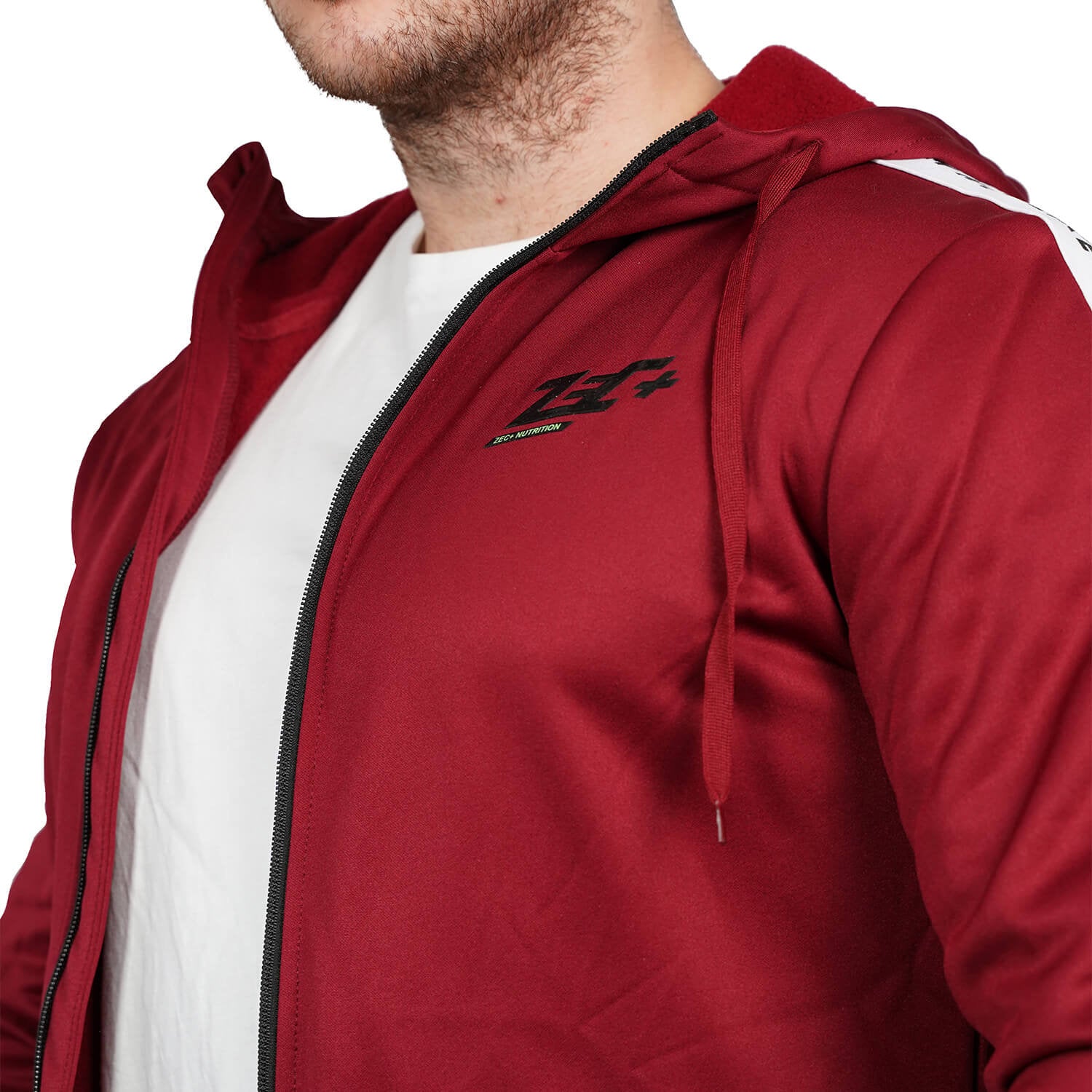 Detailansicht burgunderfarbener Zec+ Vibes Herren-Trainingsanzug, Brustlogo und Reißverschluss