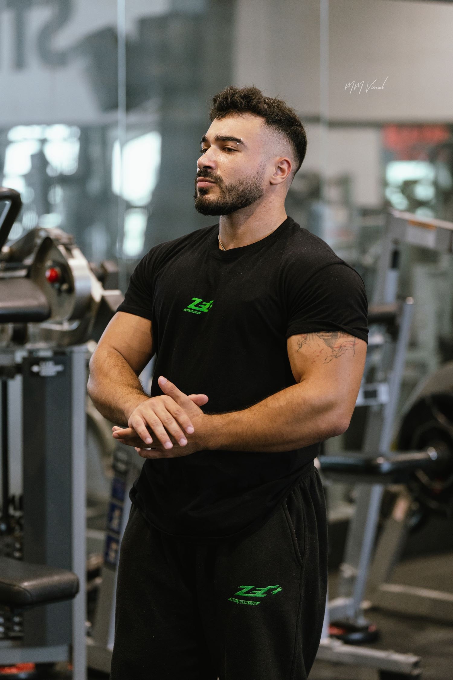 Schwarzes Zec+ Classic T-Shirt, Herren, Tragefoto im Gym, Arme vor der Brust verschränkt